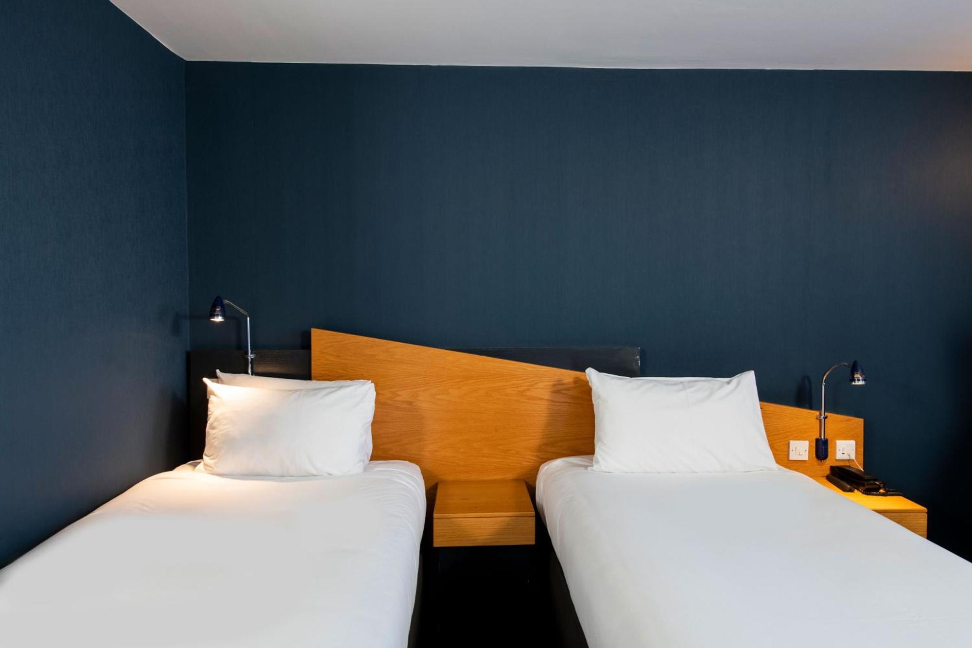 Holiday Inn Express Exeter East By Ihg Exterior photo